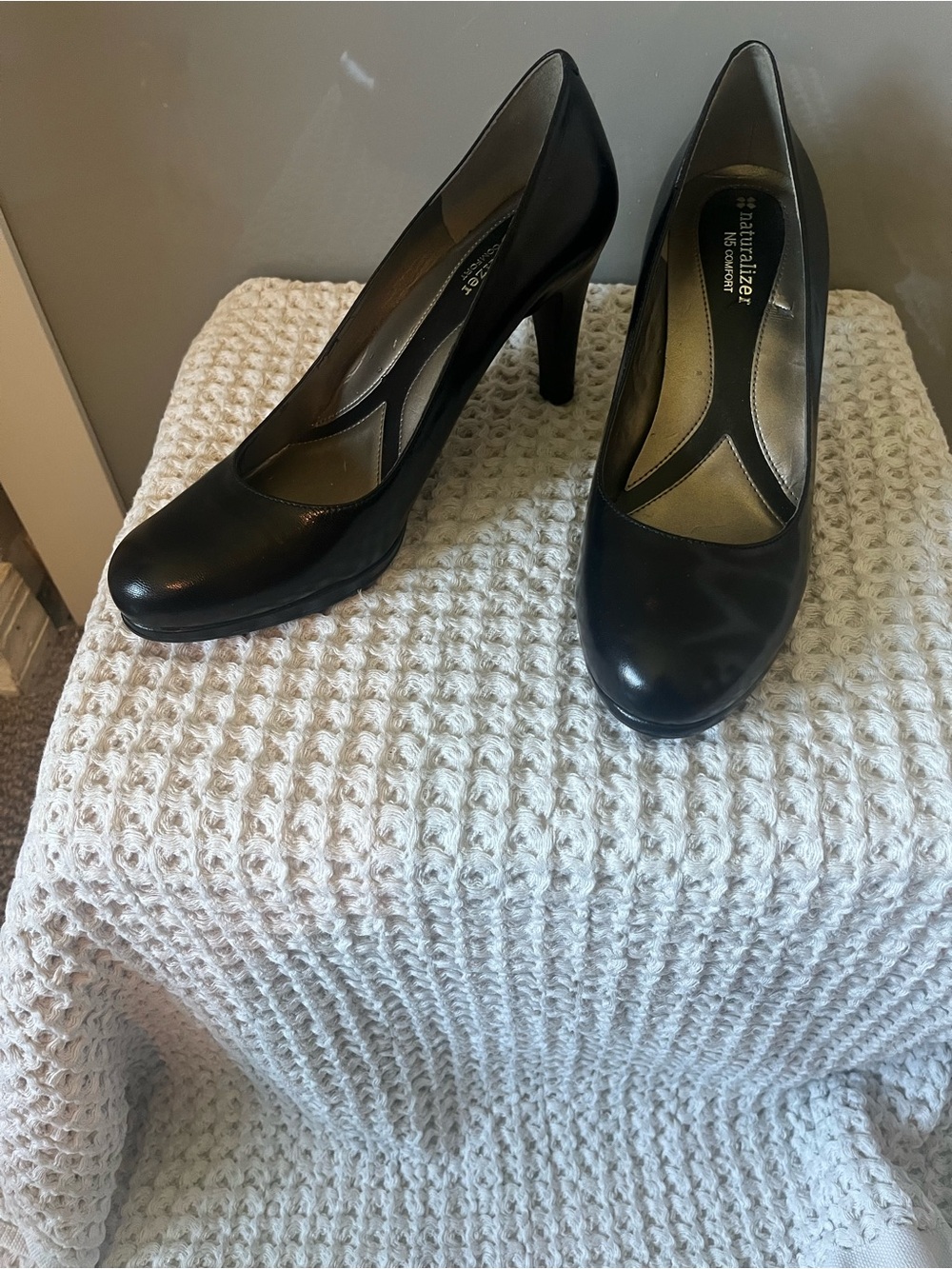 Naturalizer Black Leather Round-Toe High Heels 510